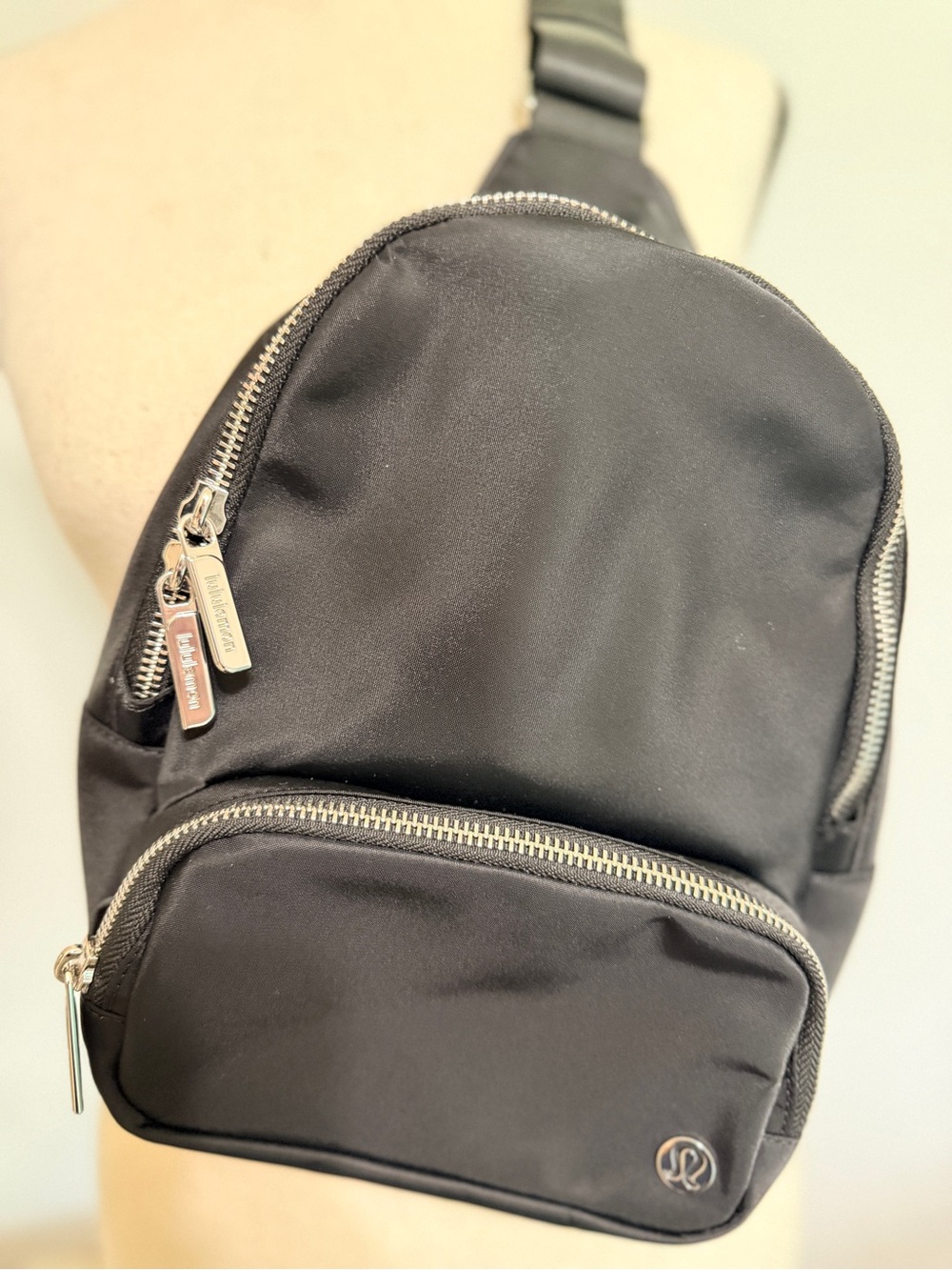 lululemon athletica Black Men's Everywhere Sling bag 4.2 L with Silver hardware.